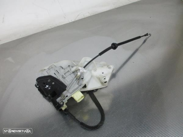 Fecho Porta Tras Esq Volkswagen Passat (3C2) - 2