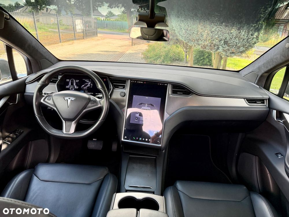 Tesla Model X - 16
