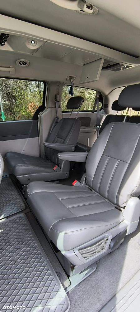 Chrysler Town & Country - 8