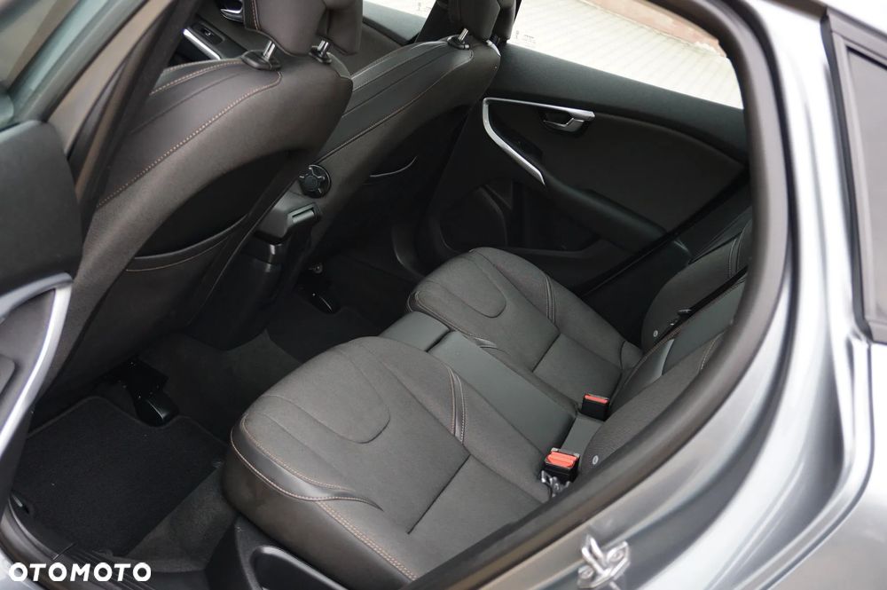 Volvo V40 Cross Country D2 Momentum - 19