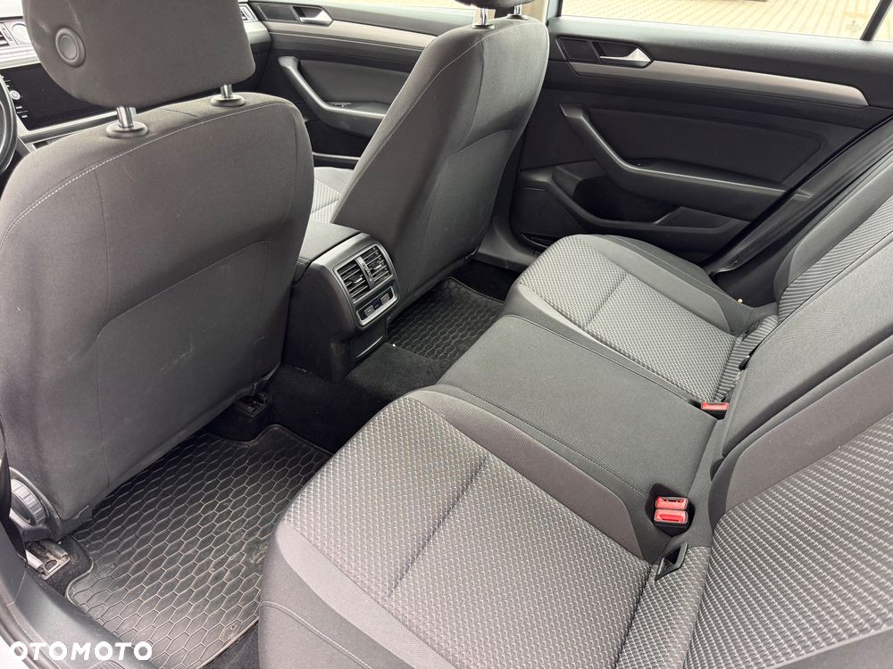 Volkswagen Passat 2.0 TDI SCR Trendline - 6