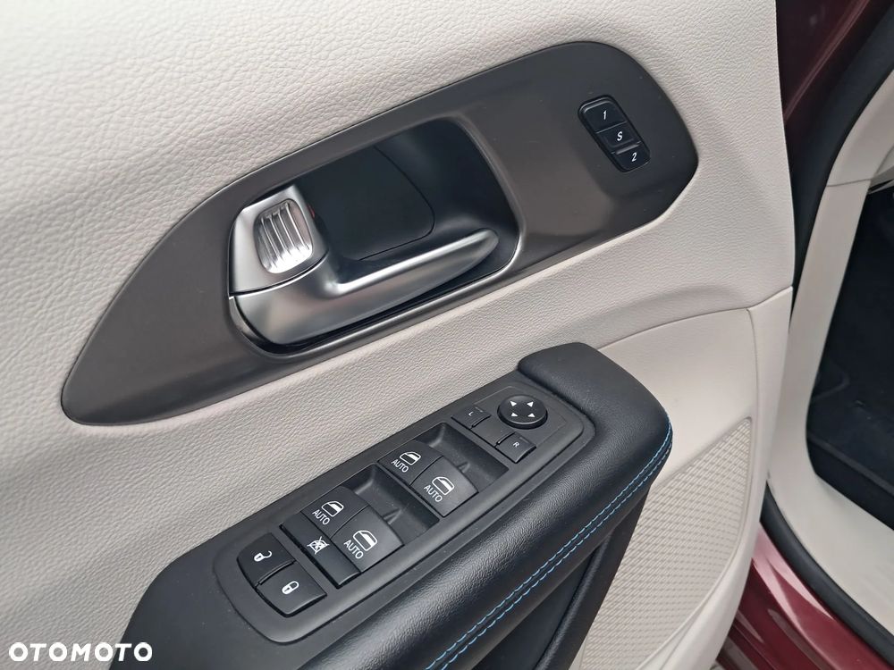 Chrysler Pacifica - 33
