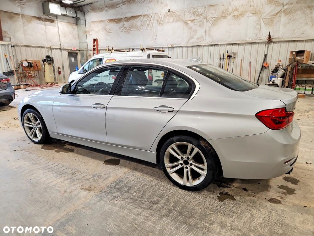 BMW Seria 3 330i xDrive Sport Line - 3