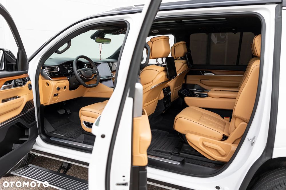 Jeep Grand Wagoneer - 13