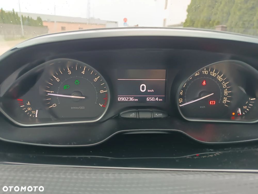 Peugeot 208 - 23