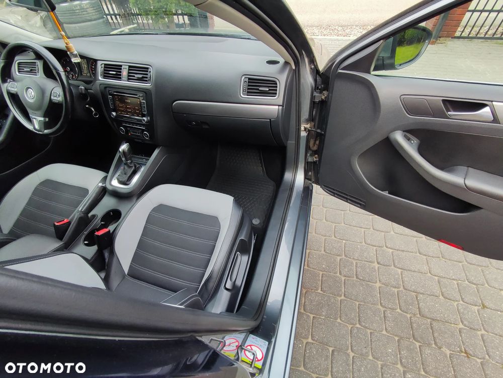 Volkswagen Jetta 2.0 TDI Highline DSG - 26