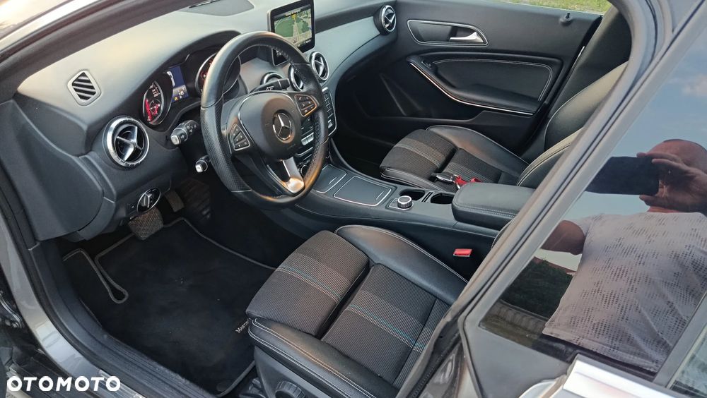 Mercedes-Benz CLA 180 7G-DCT UrbanStyle Edition - 7