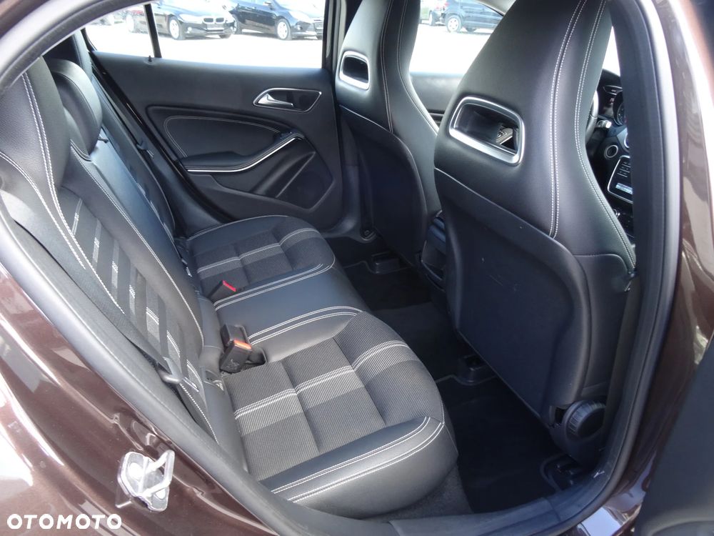 Mercedes-Benz GLA 200 d 4Matic 7G-DCT UrbanStyle Edition - 16