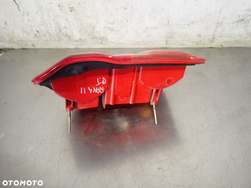 LAMPA PRAWA TYLNA TOYOTA RAV4 II 2.0 D - 2