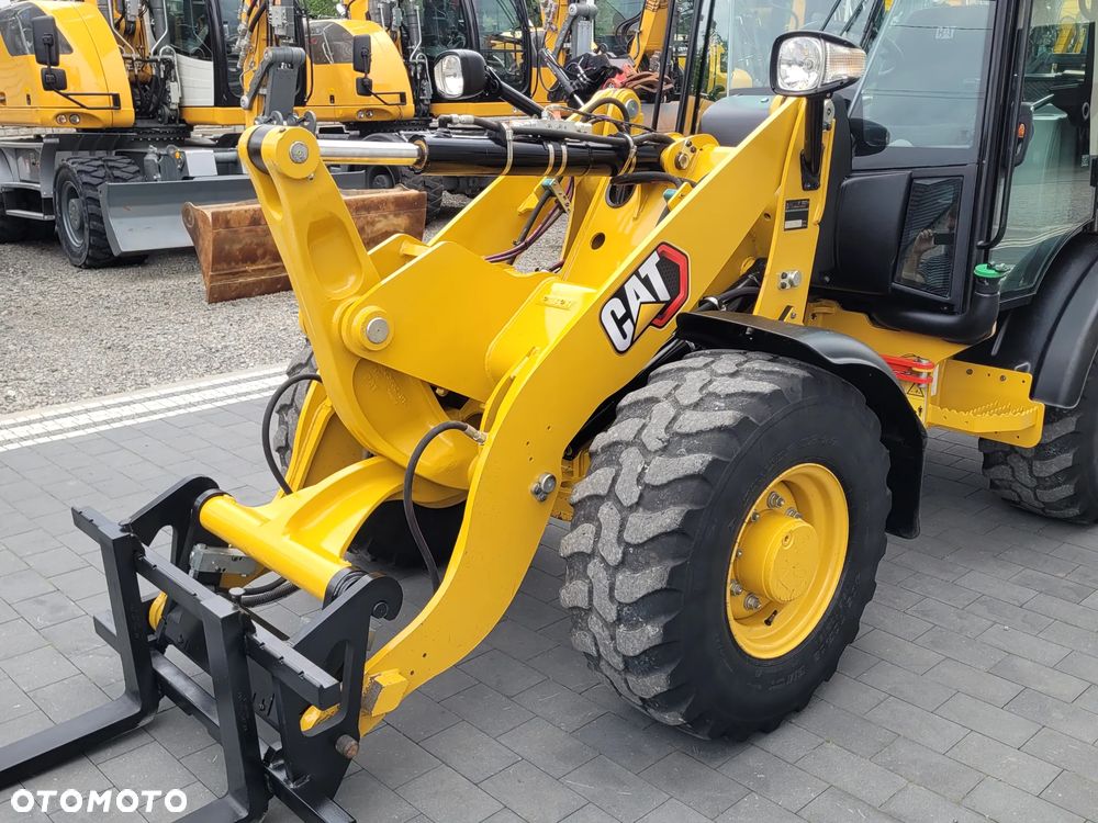 Caterpillar 906M / nowy model 2022r. / łyżka otwierana + widły / SUPER STAN - 16