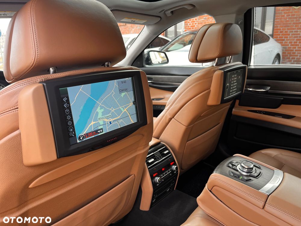 BMW Seria 7 750i xDrive - 31