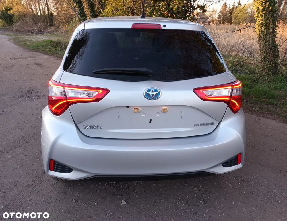 Toyota Yaris Hybrid 100 Active - 23