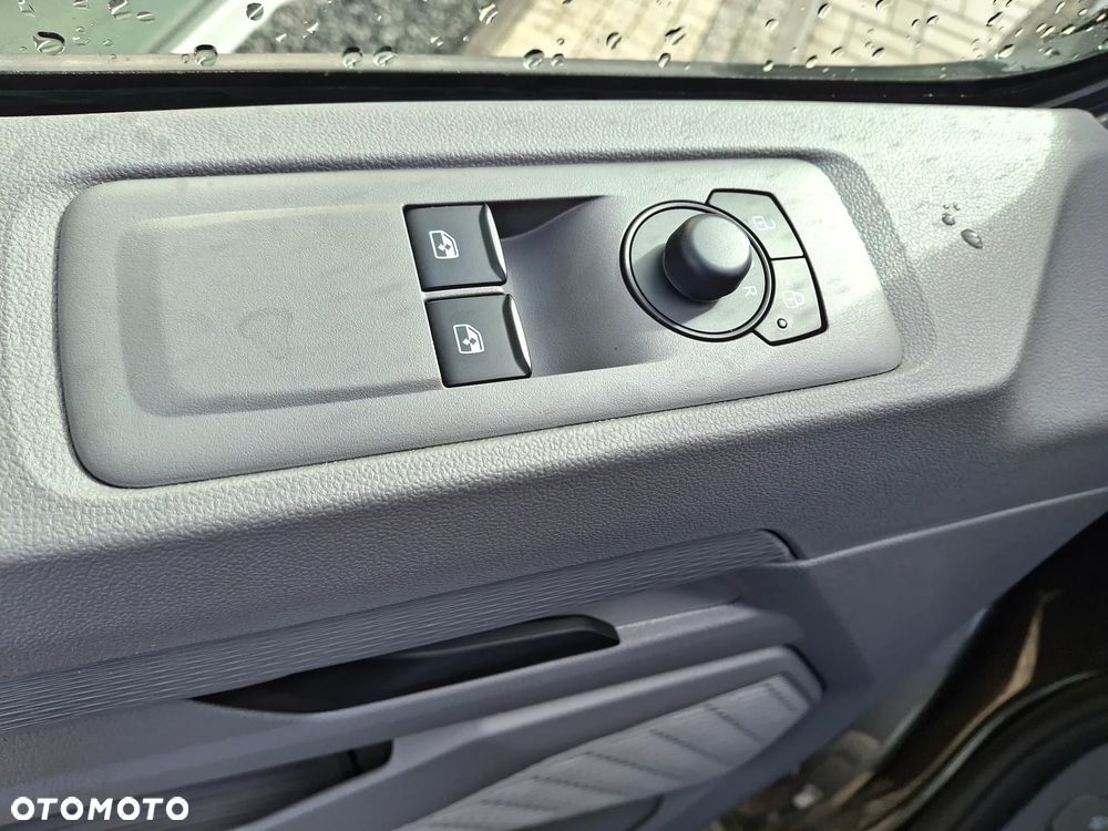 Volkswagen Caravelle - 10