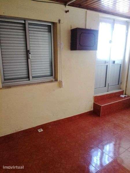 Moradia r/c 1º andar para arrendamento - Grande imagem: 2/8