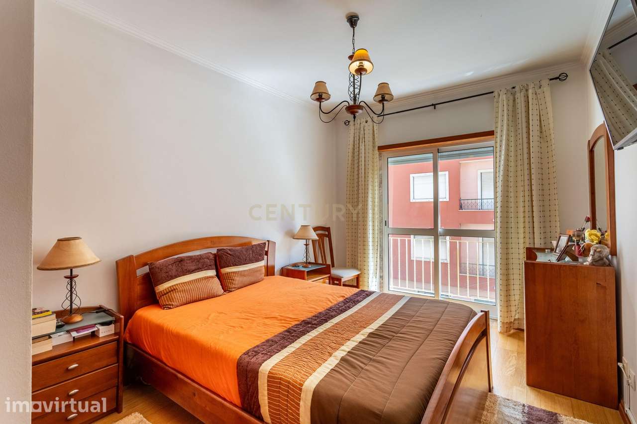 Apartamento T2 na Encosta do Sol-Amadora, prédio de 2004, garagem fech - Grande imagem: 4/29