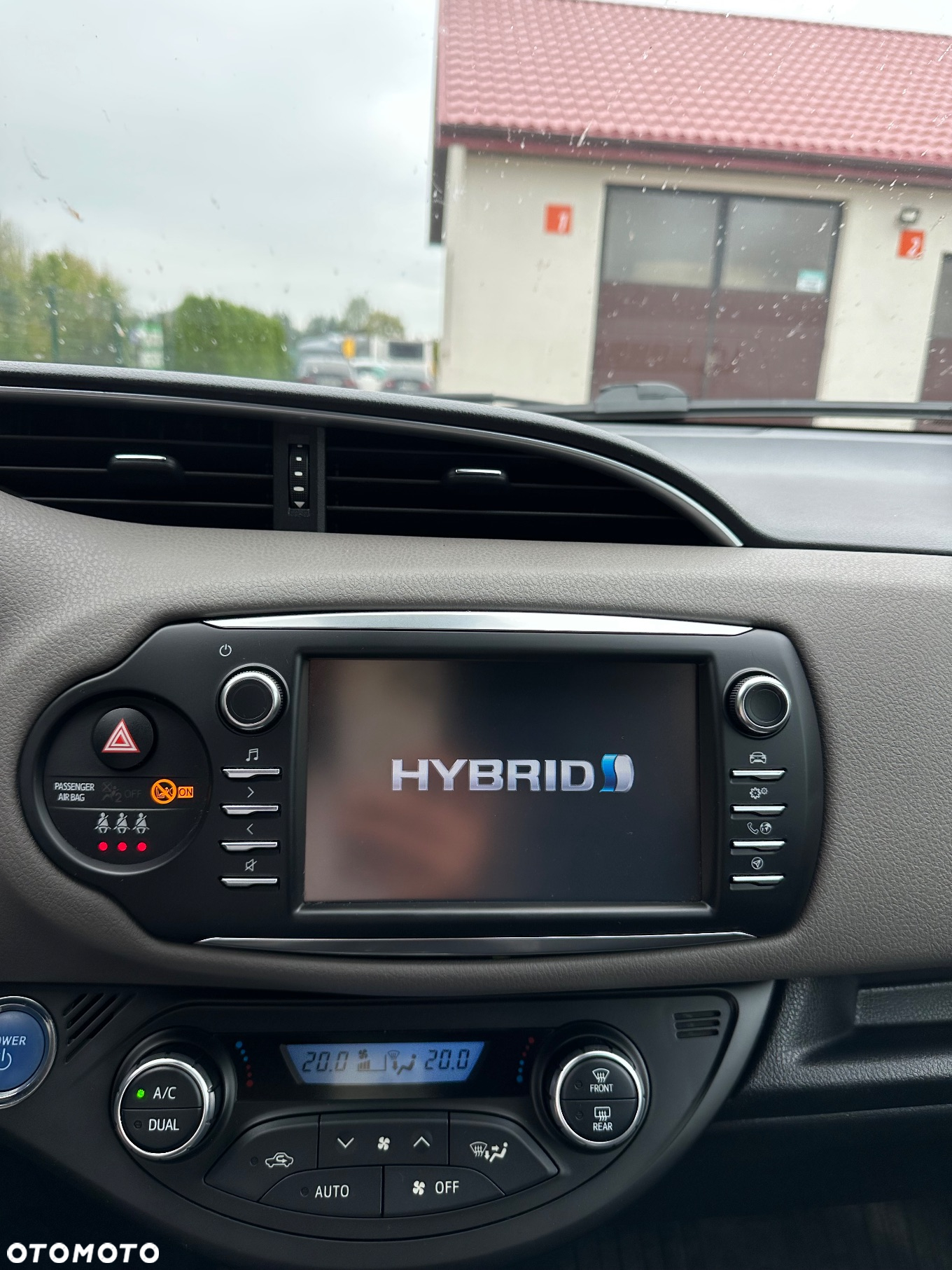 Toyota Yaris Hybrid 100 Selection Platinum - 32