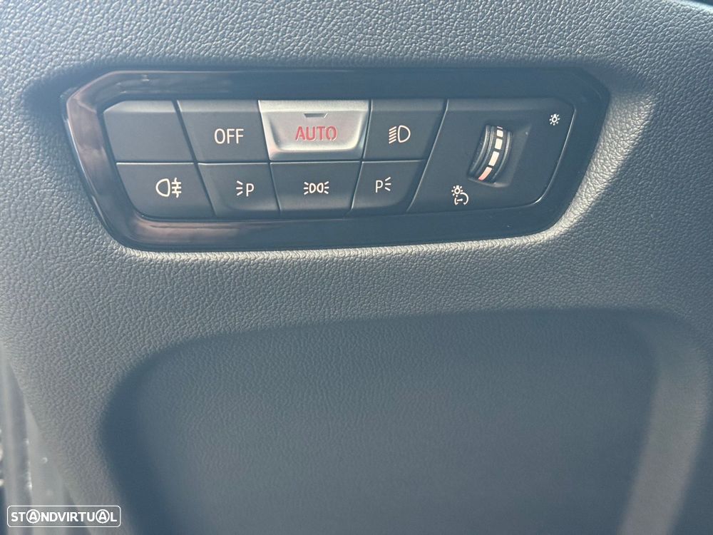 BMW 330 e Pack Desportivo M Pro Auto - 36