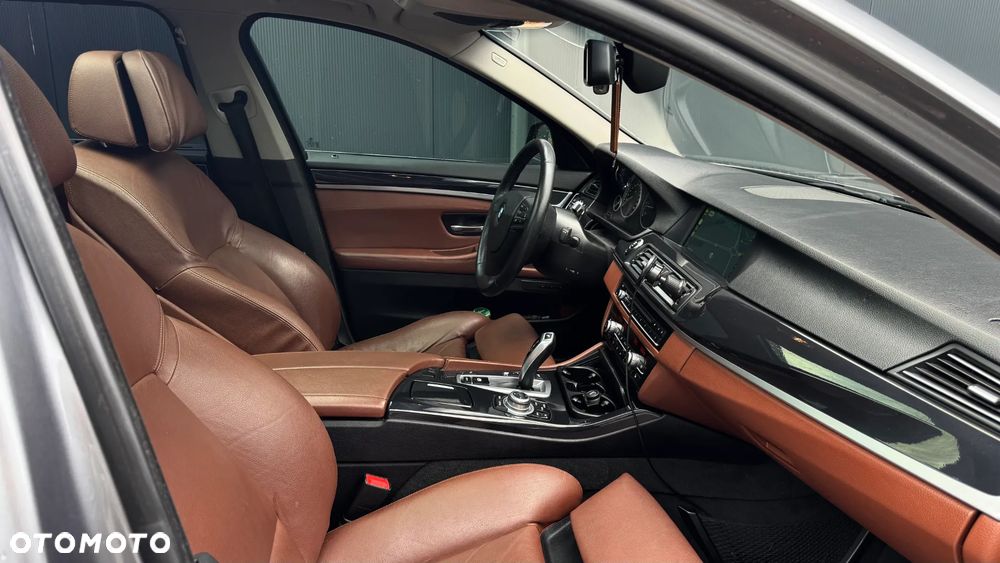 BMW Seria 5 525d Sport-Aut Luxury Line - 12