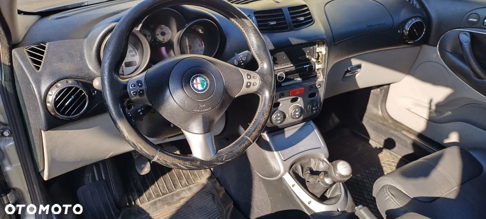 Alfa Romeo GT 1.9JTD 16V Distinctive - 7