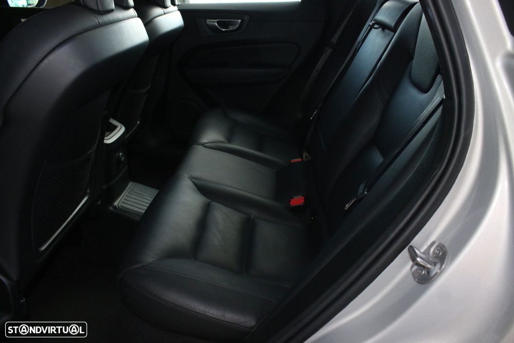 Volvo XC 60 2.0 T6 PHEV Plus Dark AWD — fotografia 12