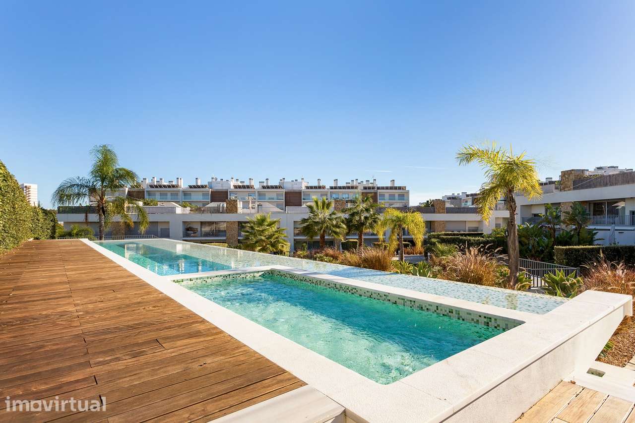 Moradia Moderna com Piscina e Jardim Privados em Albufeira - Grande imagem: 2/28