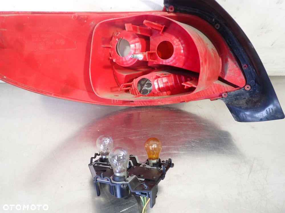 LAMPA PRAWA TYLNA PEUGEOT 207 - 8