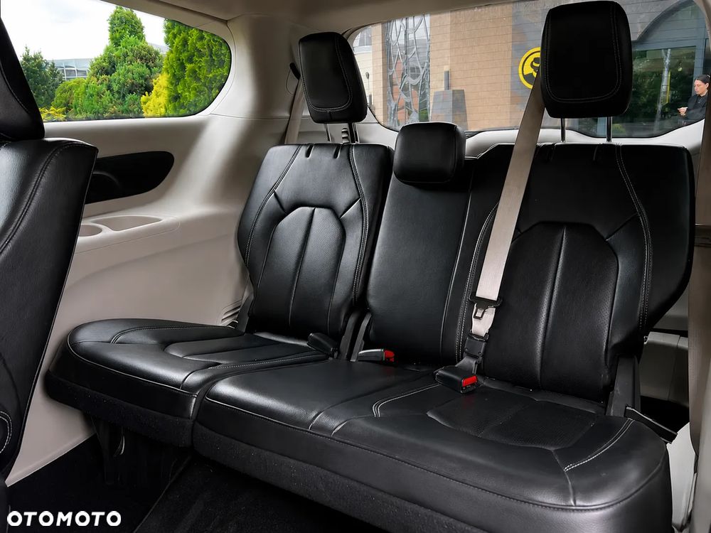 Chrysler Pacifica - 16