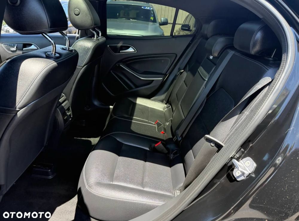 Mercedes-Benz GLA 250 4-Matic AMG Line - 13
