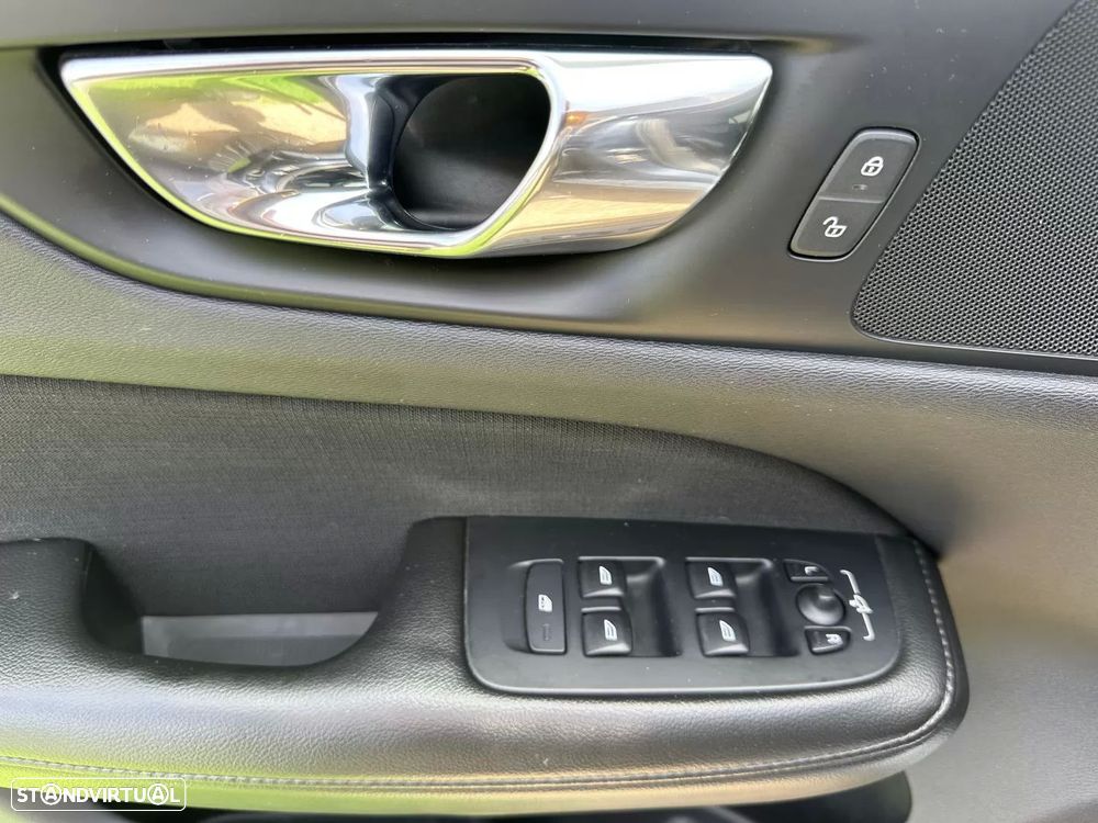 Volvo V60 2.0 D3 Momentum Plus - 40