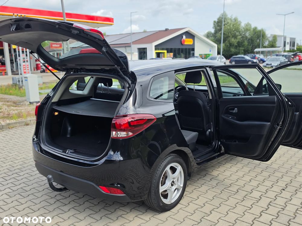 Kia Carens 1.6 GDI Dream Team Edition - 12