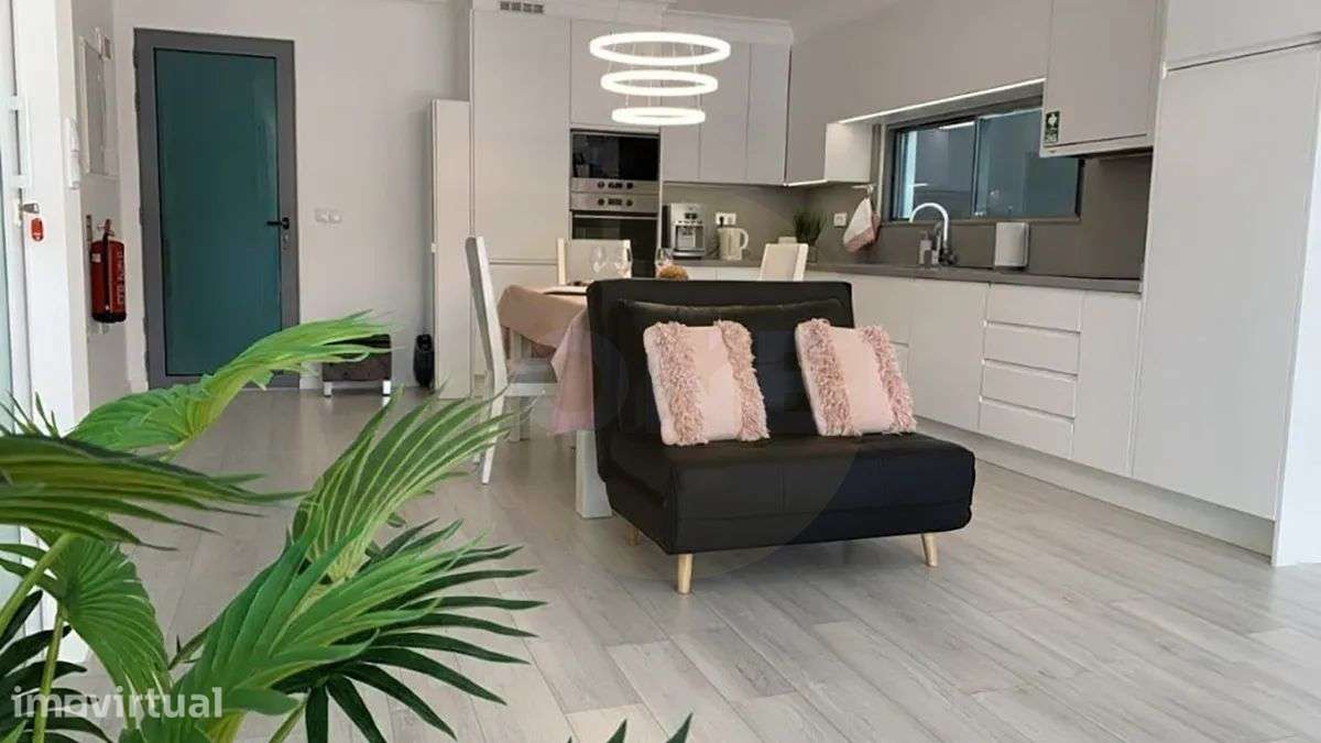 Moradia T3 como nova em Caniço de Baixo, divida em 3 apartamentos T1 - Grande imagem: 5/32