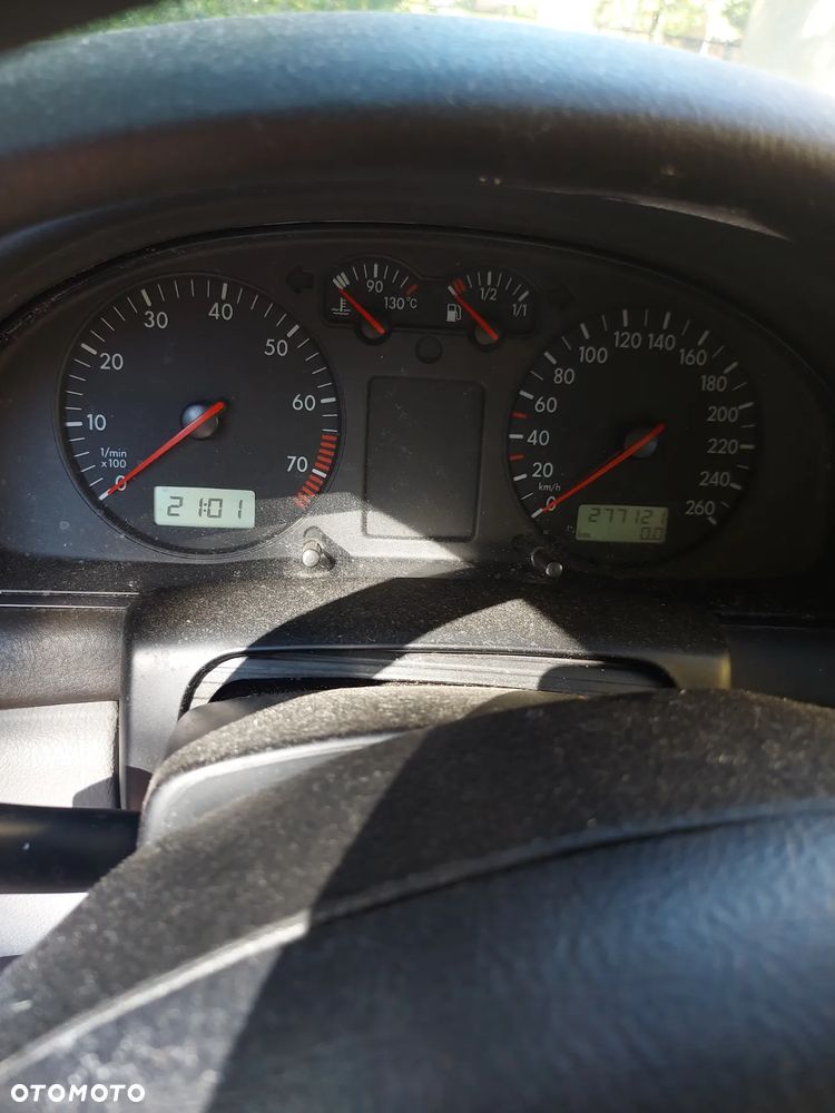 Volkswagen Passat 1.6 - 4