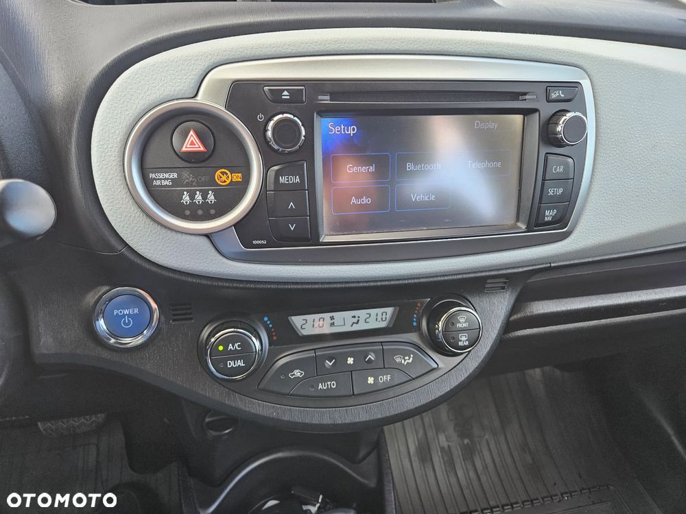 Toyota Yaris Hybrid 100 Sol - 16