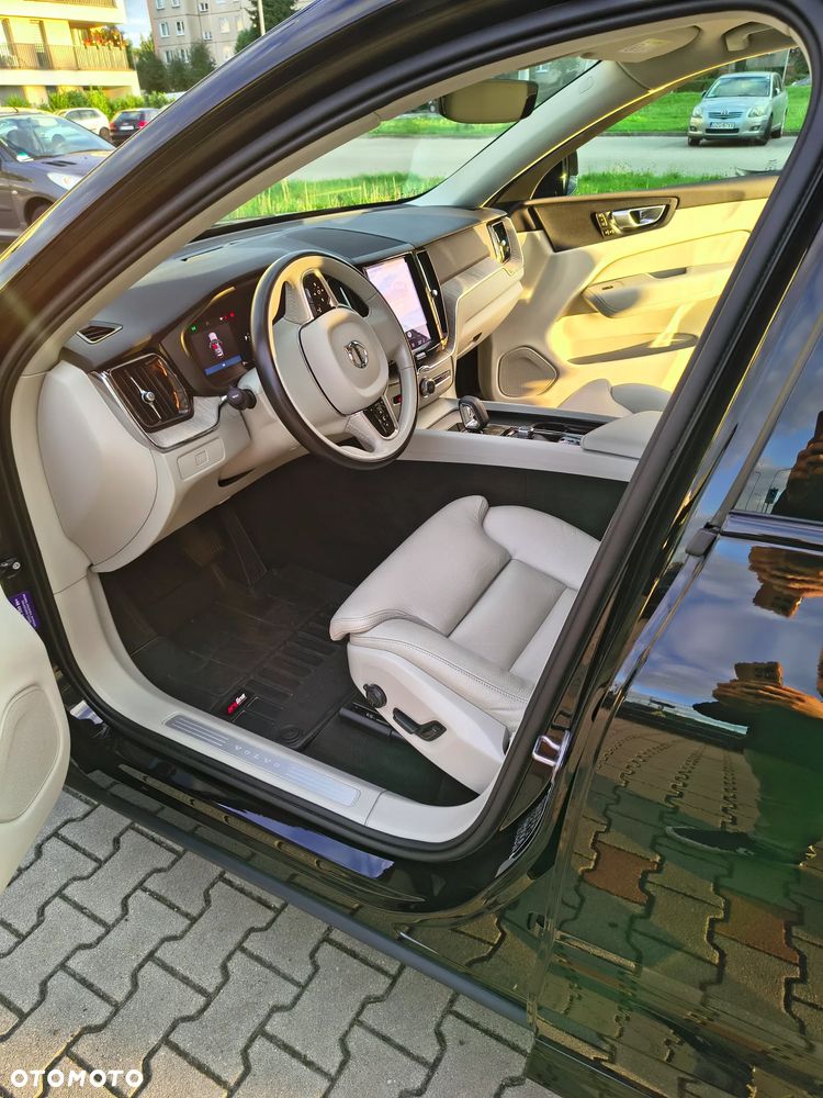 Volvo XC 60 B4 B Plus Dark - 22