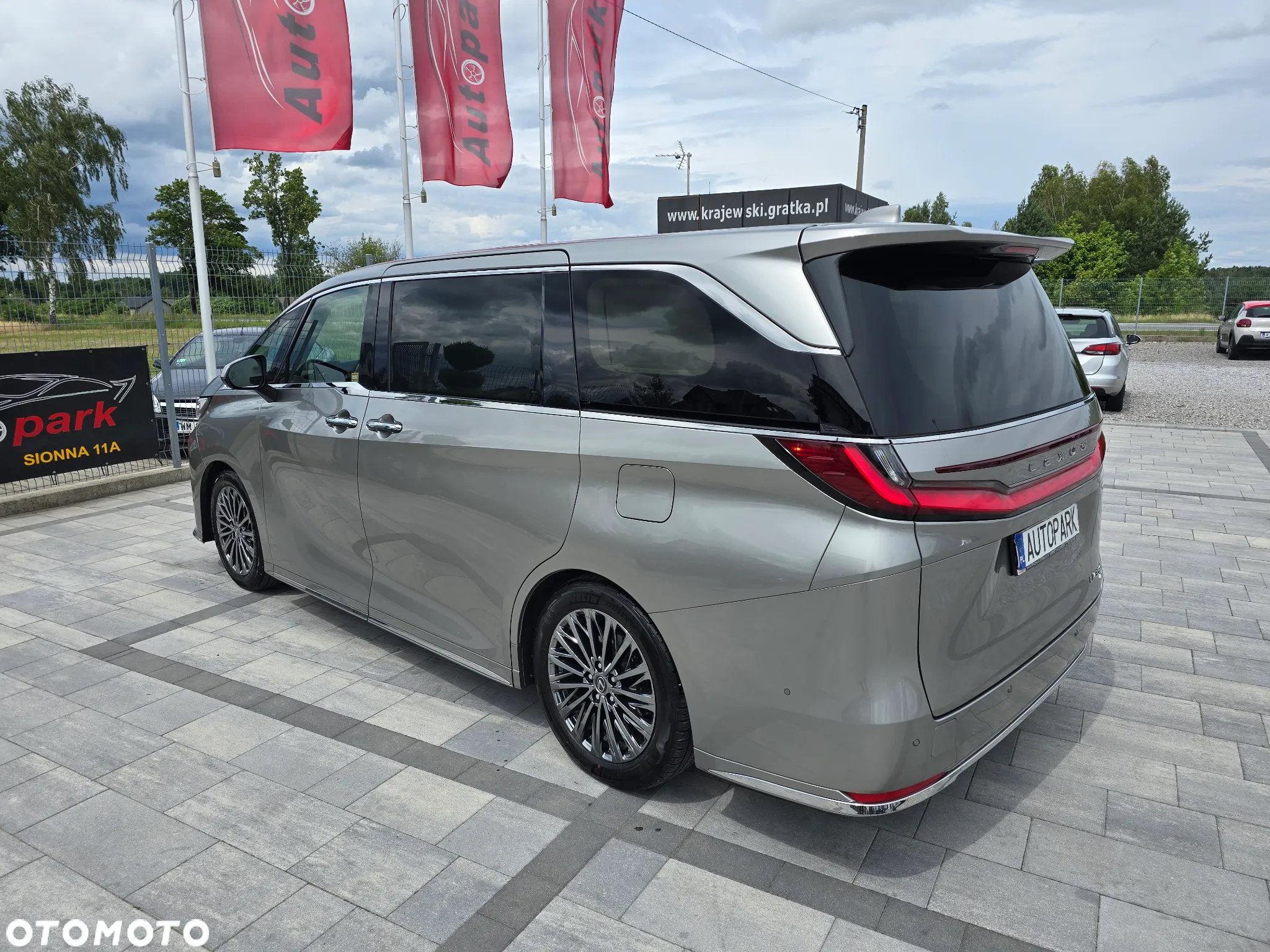 Lexus LM 350h Omotenashi - 10
