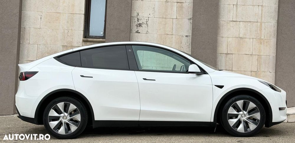 Tesla Model Y Long Range Dual Motor AWD - 8