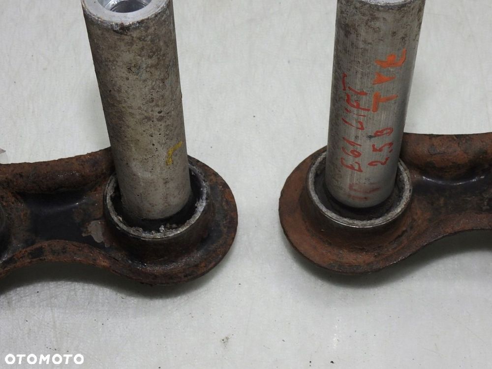 TULEJE WAHACZ ŁĄCZNIK TYŁ TYLNY BMW E61 2.5i - 6