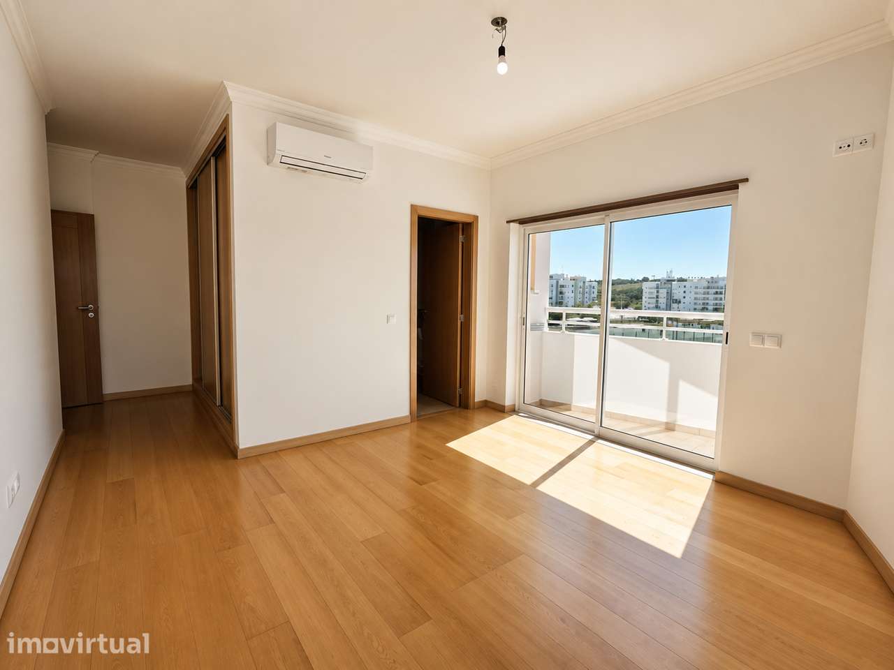 Apartamento T3 em Loulé com Varandas e Estacionamento - Grande imagem: 3/27