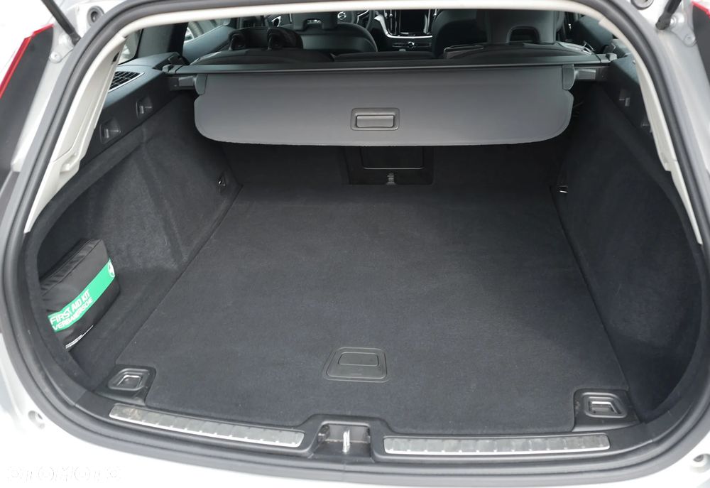 Volvo V60 B3 B DKG Momentum Pro - 26