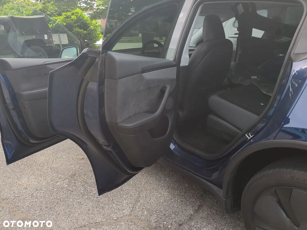 Tesla Model Y - 15
