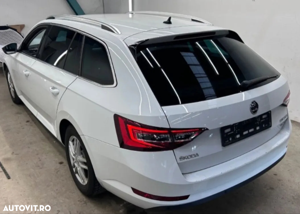 Skoda Superb Combi 2.0 TDI DSG 4X4 Style - 3