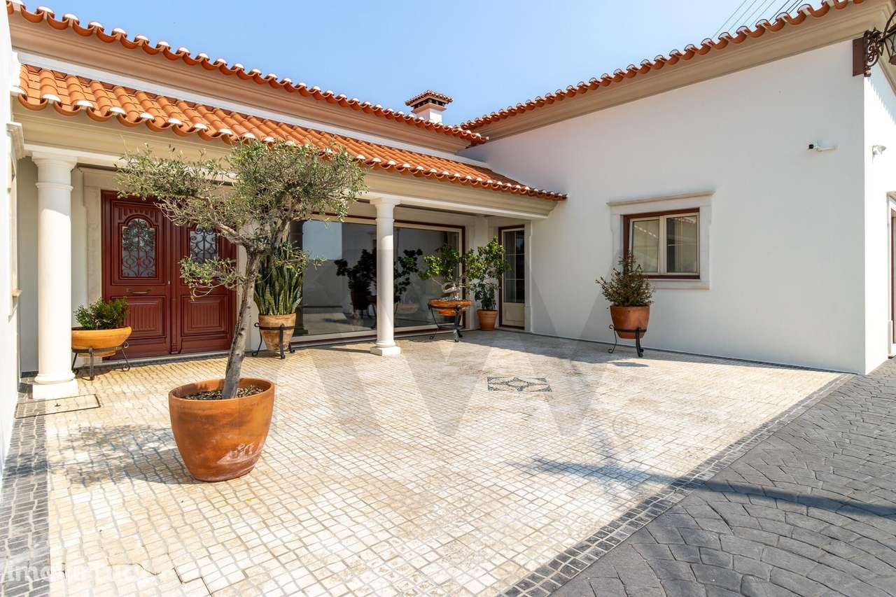 Moradia de Luxo T4+2  com Espaços de Lazer e Apoio | Remodelada e Mobi - Grande imagem: 3/58