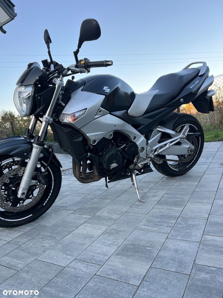 Suzuki GSR - 4