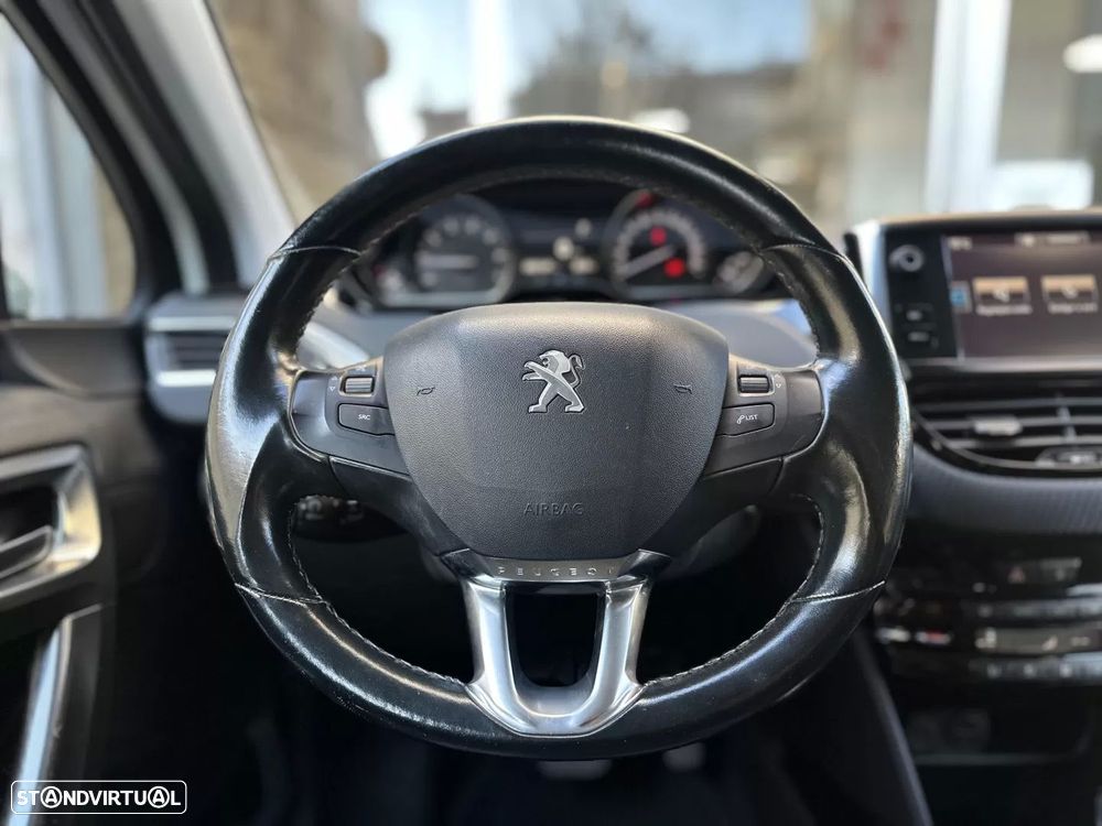 Peugeot 2008 1.2 PureTech Allure EAT6 - 28