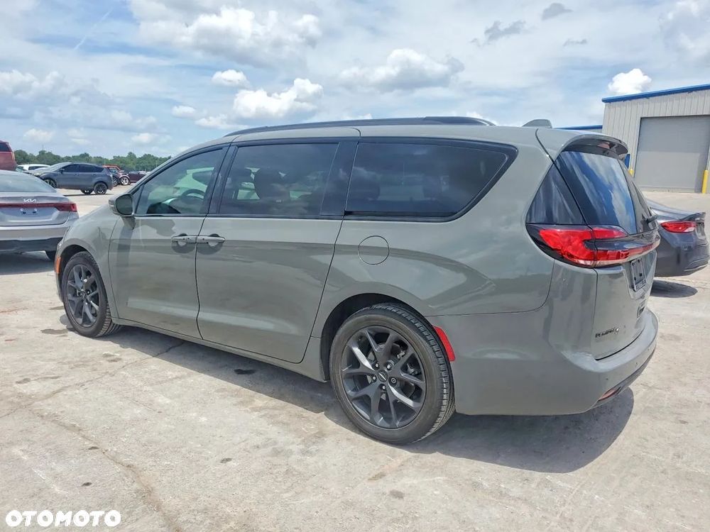 Chrysler Pacifica - 4
