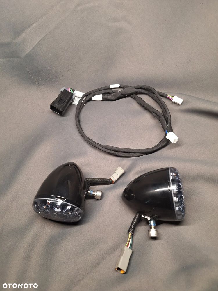 INDIAN BOBER 2025 LED 3W1 MIGACZ KIERUNKOWSKAZ CZĘŚCI KIEROWNICA KANAPA SIEDZENIE KIEROWNICA KLAMKA BAGAŻNIK OWIEWKA TŁUMIK WYDECH PODNÓŻEK STOPKI PODEST SET GUMA - 1