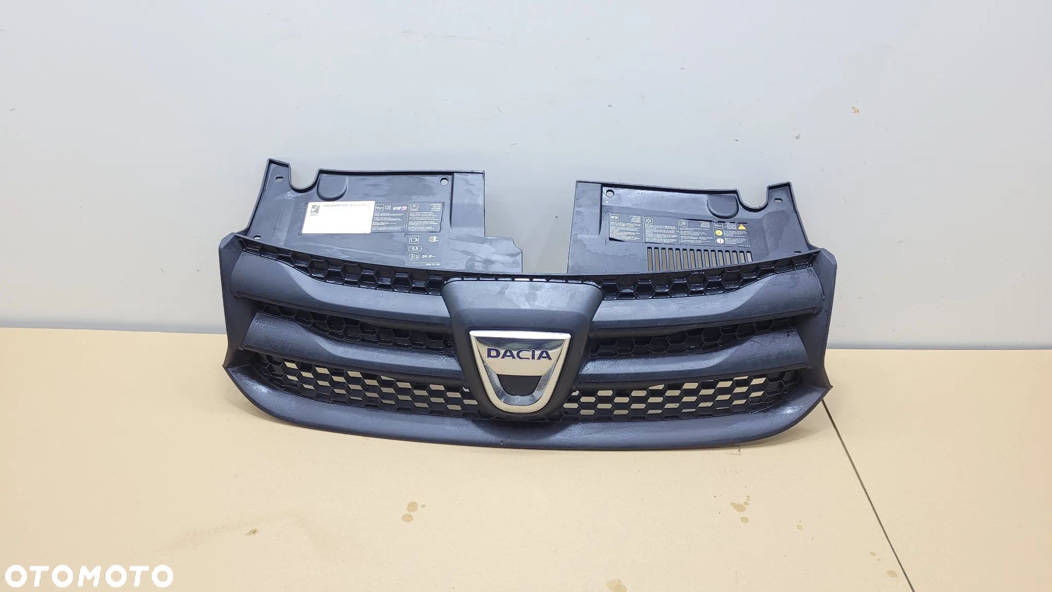 ATRAPA GRILL ZNACZEK PRZÓD 623103971R DACIA SANDERO II LOGAN - 1