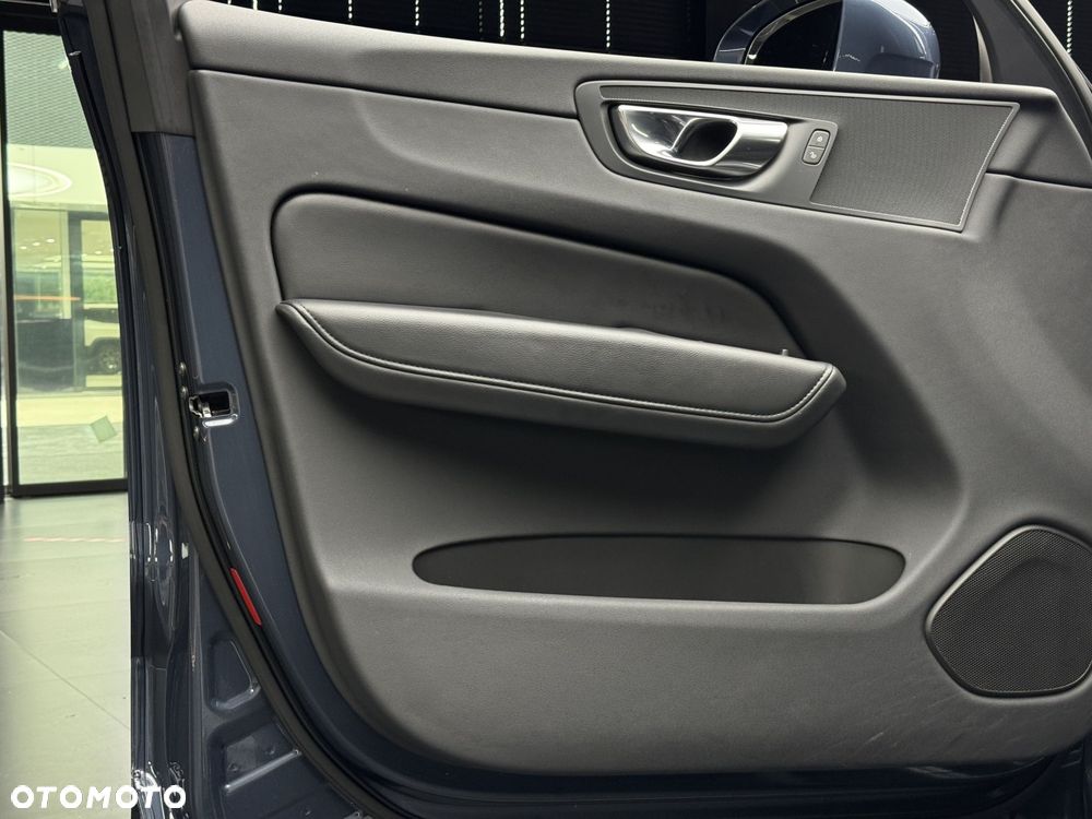 Volvo XC 60 B5 B AWD Momentum Pro - 14