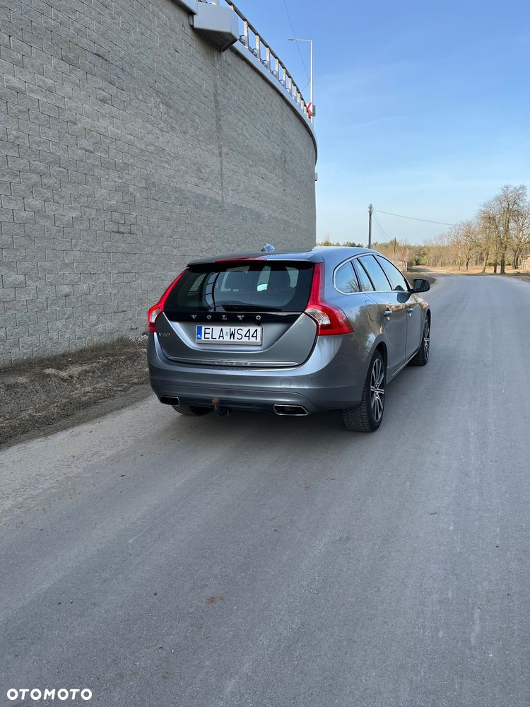 Volvo V60 D6 AWD Plug-in Hybrid R-Design Summum - 5