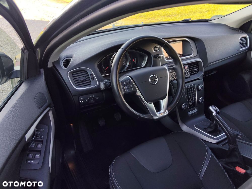 Volvo V40 T2 Momentum - 24